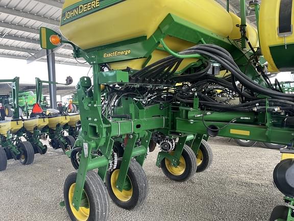 Image of John Deere 1775 equipment image 4