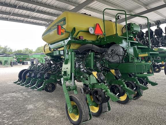 Image of John Deere 1775 equipment image 3