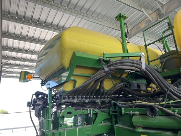 Image of John Deere 1775 equipment image 4