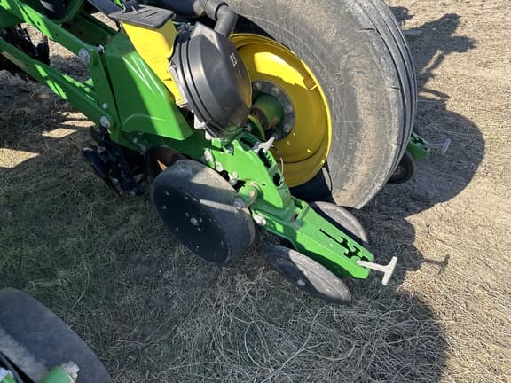 Image of John Deere 1775 equipment image 1