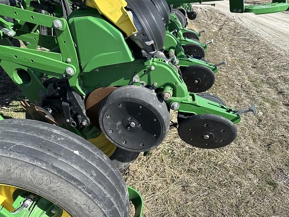 Image of John Deere 1775 equipment image 1