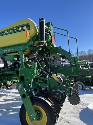 Image of John Deere 1775 equipment image 2