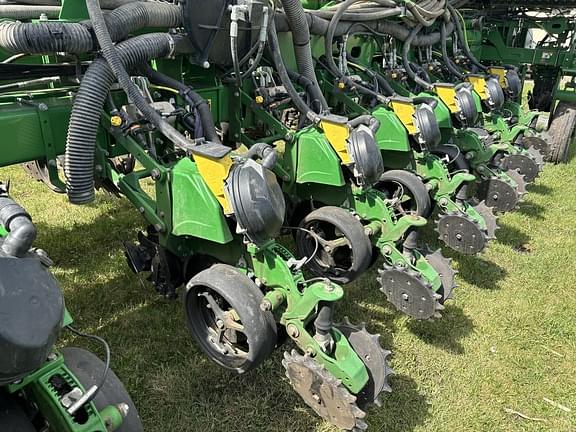 Image of John Deere 1775 equipment image 2