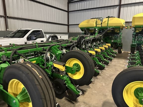 Image of John Deere 1775 equipment image 3