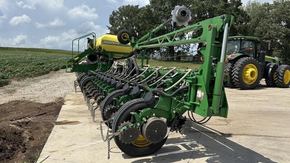 Image of John Deere 1775 equipment image 3