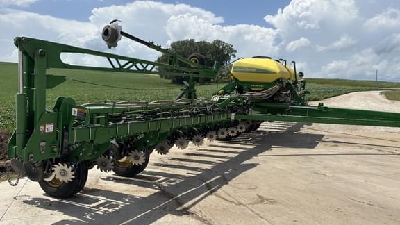 Image of John Deere 1775 equipment image 2