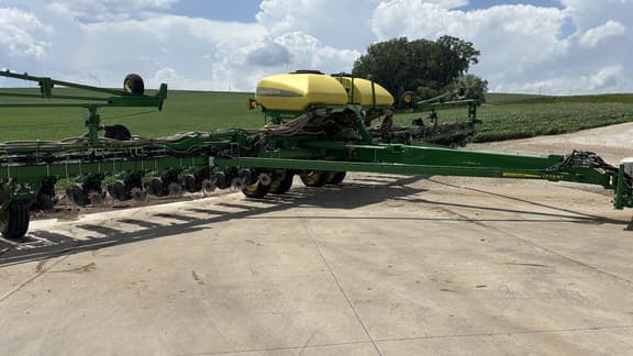 Image of John Deere 1775 equipment image 2