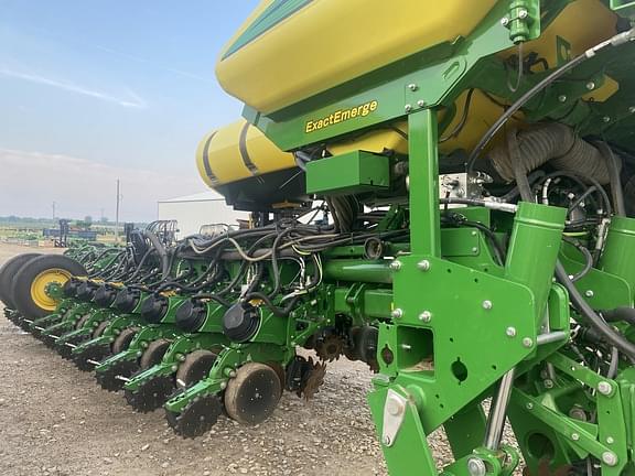 Image of John Deere 1775 equipment image 2
