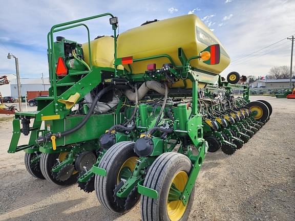 Image of John Deere 1775 equipment image 3