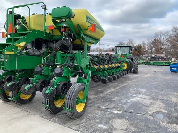 Image of John Deere 1775 equipment image 4