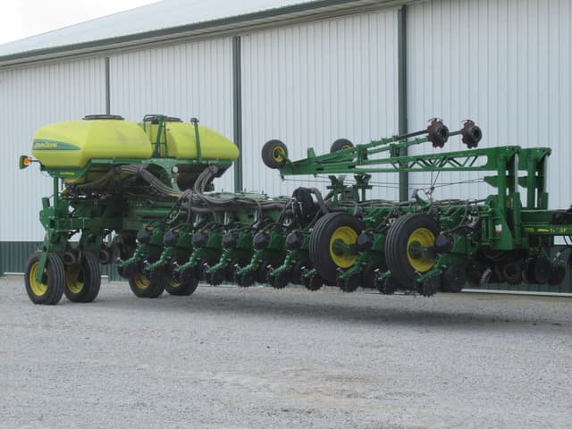 Image of John Deere 1775 equipment image 3