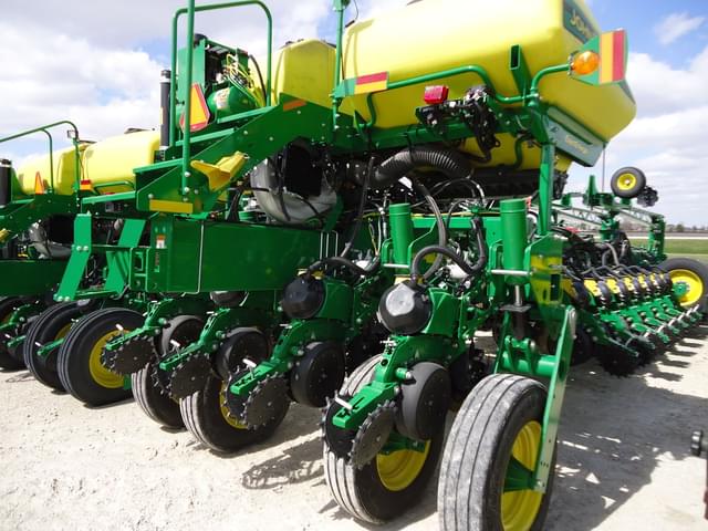 Image of John Deere 1775 equipment image 3