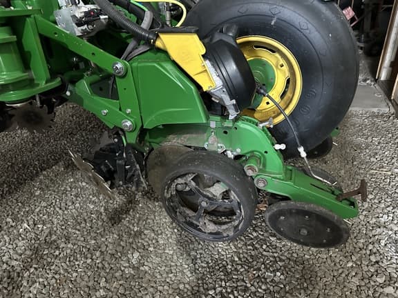 Image of John Deere 1775 equipment image 3