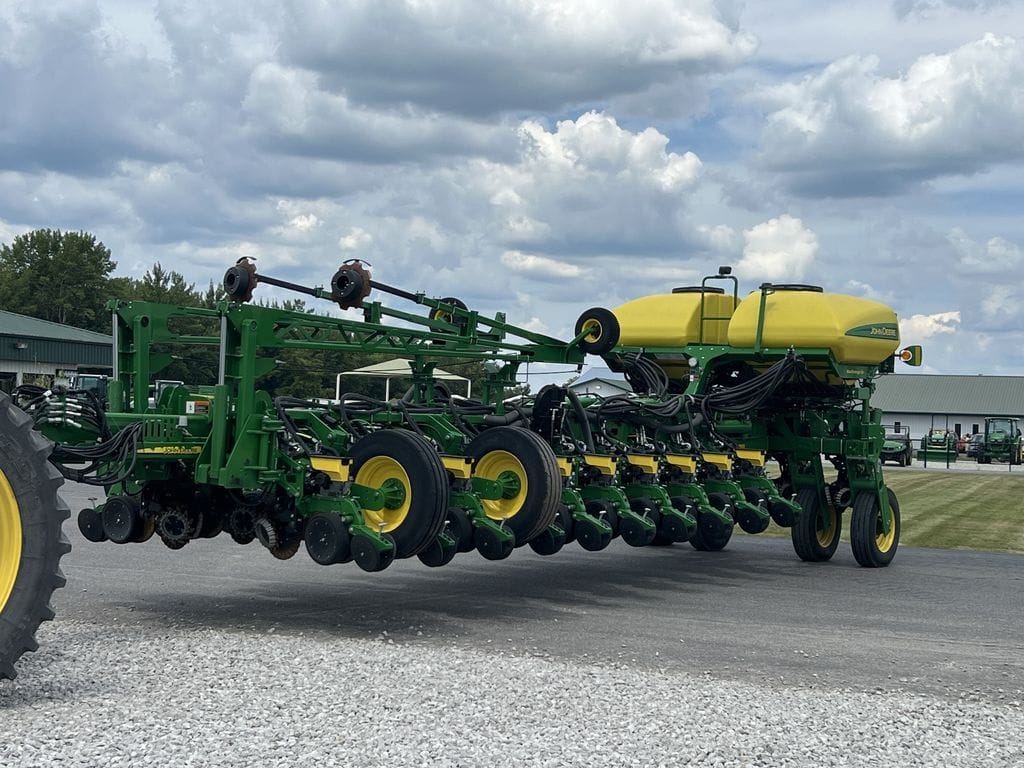 2020 John Deere 1775 Equipment Image0
