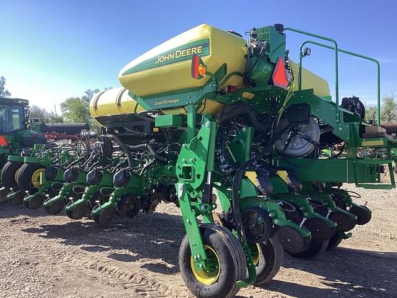 Image of John Deere 1775 equipment image 3
