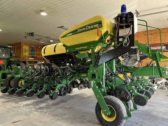 Image of John Deere 1775 equipment image 3