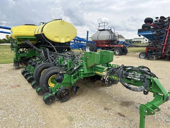 Image of John Deere 1775 equipment image 3