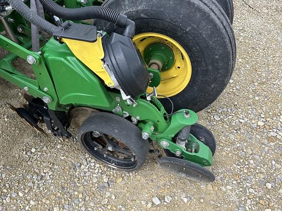 Image of John Deere 1775 equipment image 2
