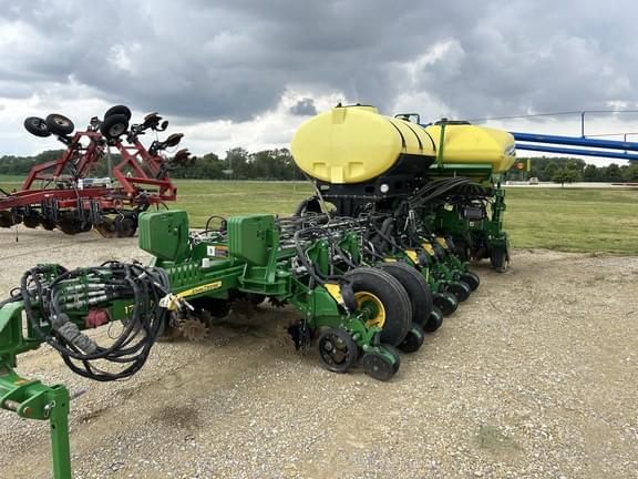 Image of John Deere 1775 equipment image 2