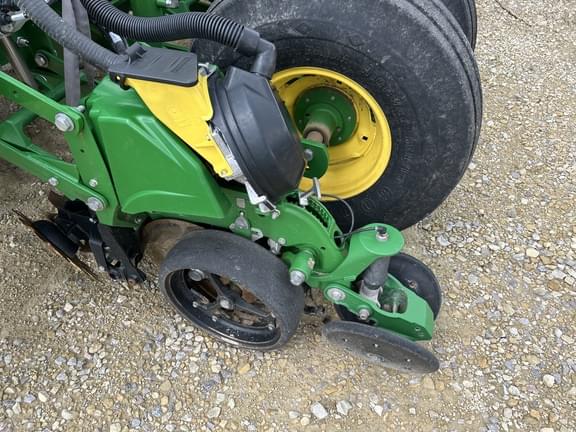 Image of John Deere 1775 equipment image 4