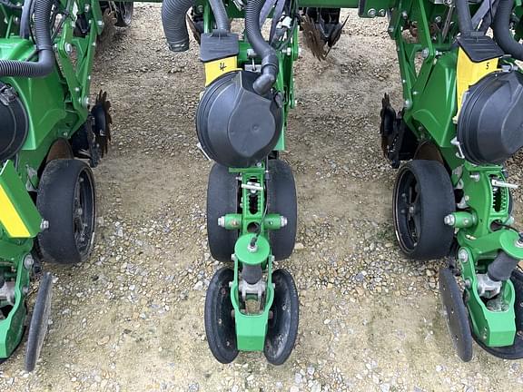 Image of John Deere 1775 equipment image 3
