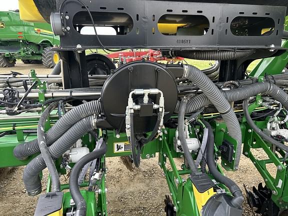 Image of John Deere 1775 equipment image 4