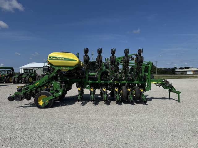 Image of John Deere 1795 equipment image 1