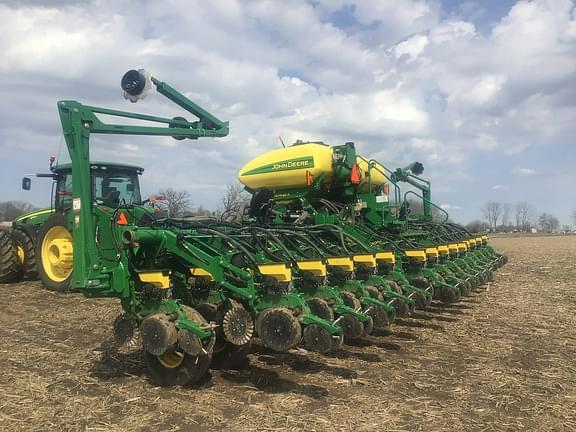Image of John Deere 1795 equipment image 2
