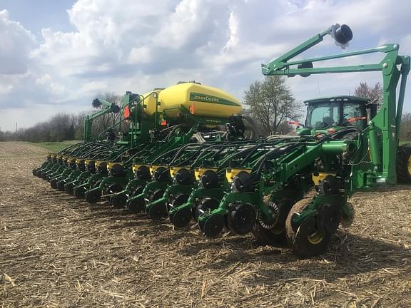 Image of John Deere 1795 equipment image 1