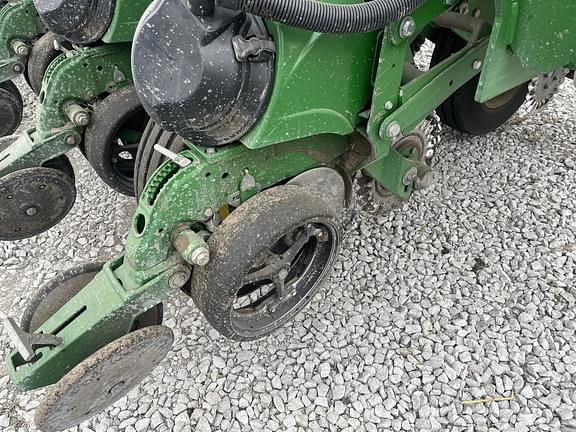 Image of John Deere 1795 equipment image 3