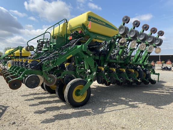 Image of John Deere 1795 equipment image 3