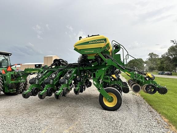 Image of John Deere 1795 equipment image 2
