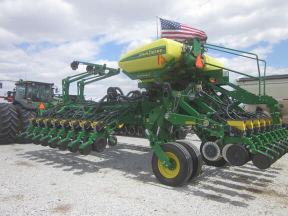 Image of John Deere 1795 equipment image 2