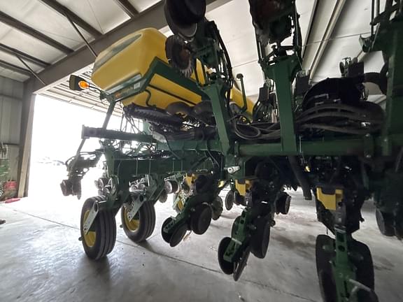 Image of John Deere 1795 equipment image 1