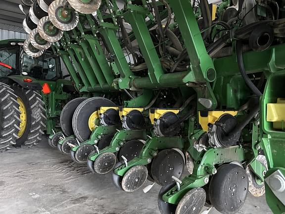 Image of John Deere 1795 equipment image 3