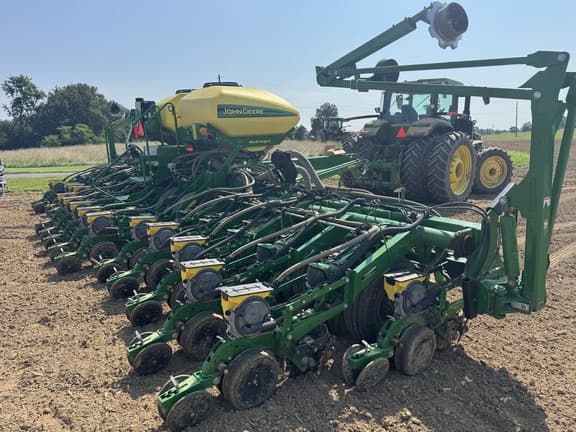 Image of John Deere 1795 equipment image 1