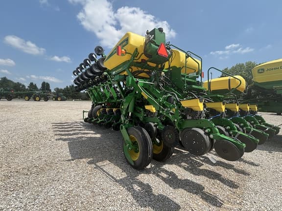 Image of John Deere 1795 equipment image 2