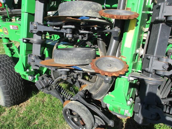 Image of John Deere 1890 equipment image 4