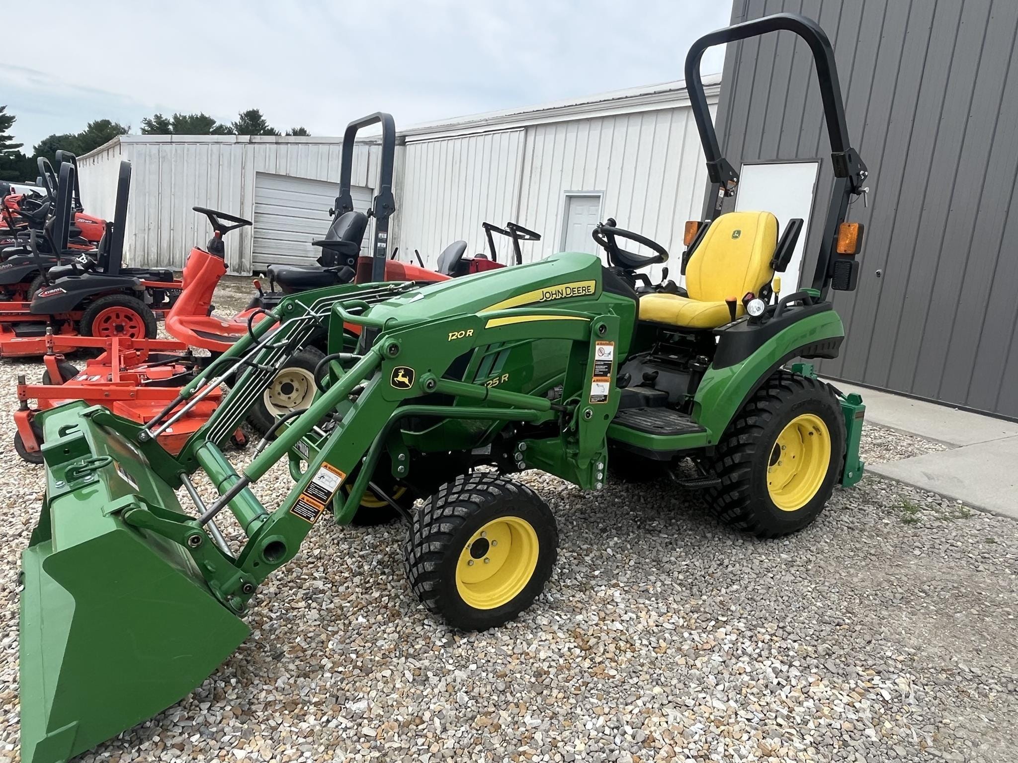 2020 John Deere 2025R Equipment Image0