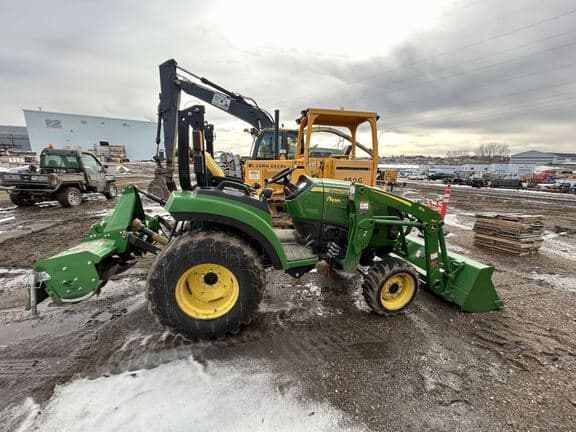 Image of John Deere 2032R equipment image 4