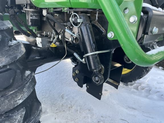 Image of John Deere 2032R equipment image 2