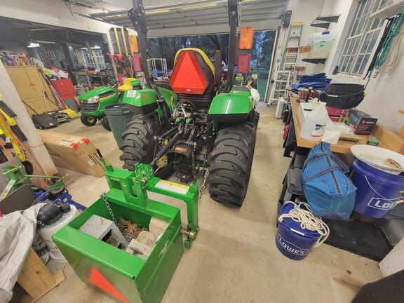 Image of John Deere 2032R equipment image 1