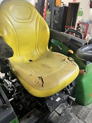 Image of John Deere 2032R equipment image 1