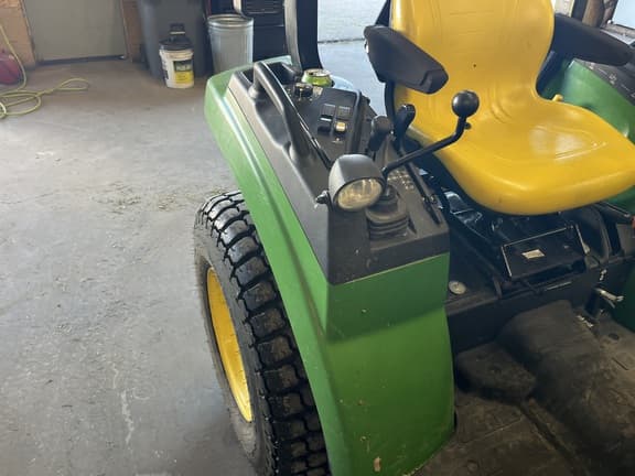 Image of John Deere 2032R equipment image 2
