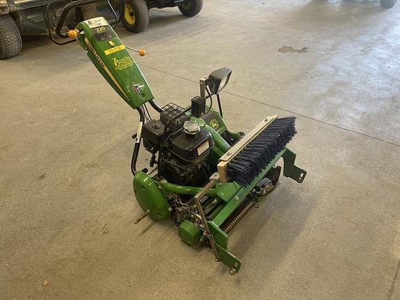 Image of John Deere 220 E-Cut equipment image 4