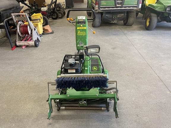 Image of John Deere 220 E-Cut equipment image 3