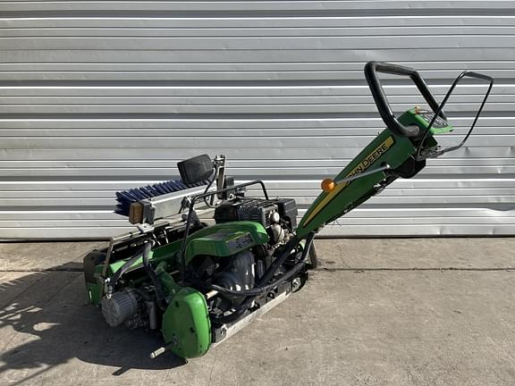 Image of John Deere 220 E-Cut equipment image 2