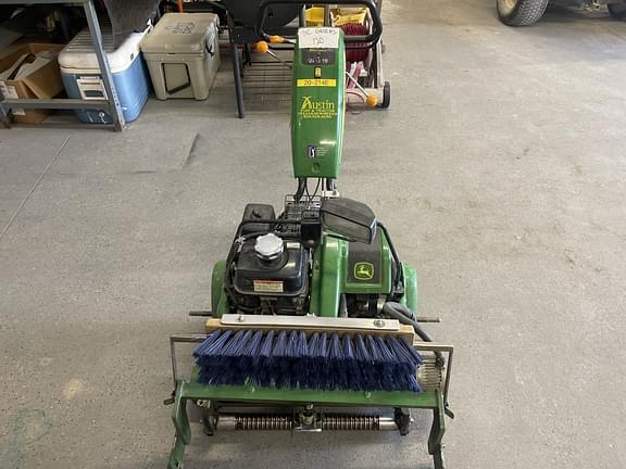 Image of John Deere 220 E-Cut equipment image 3