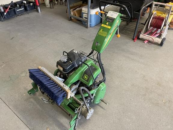 Image of John Deere 220 E-Cut equipment image 2