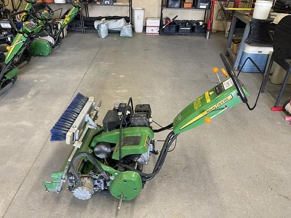 Image of John Deere 220 E-Cut Primary image